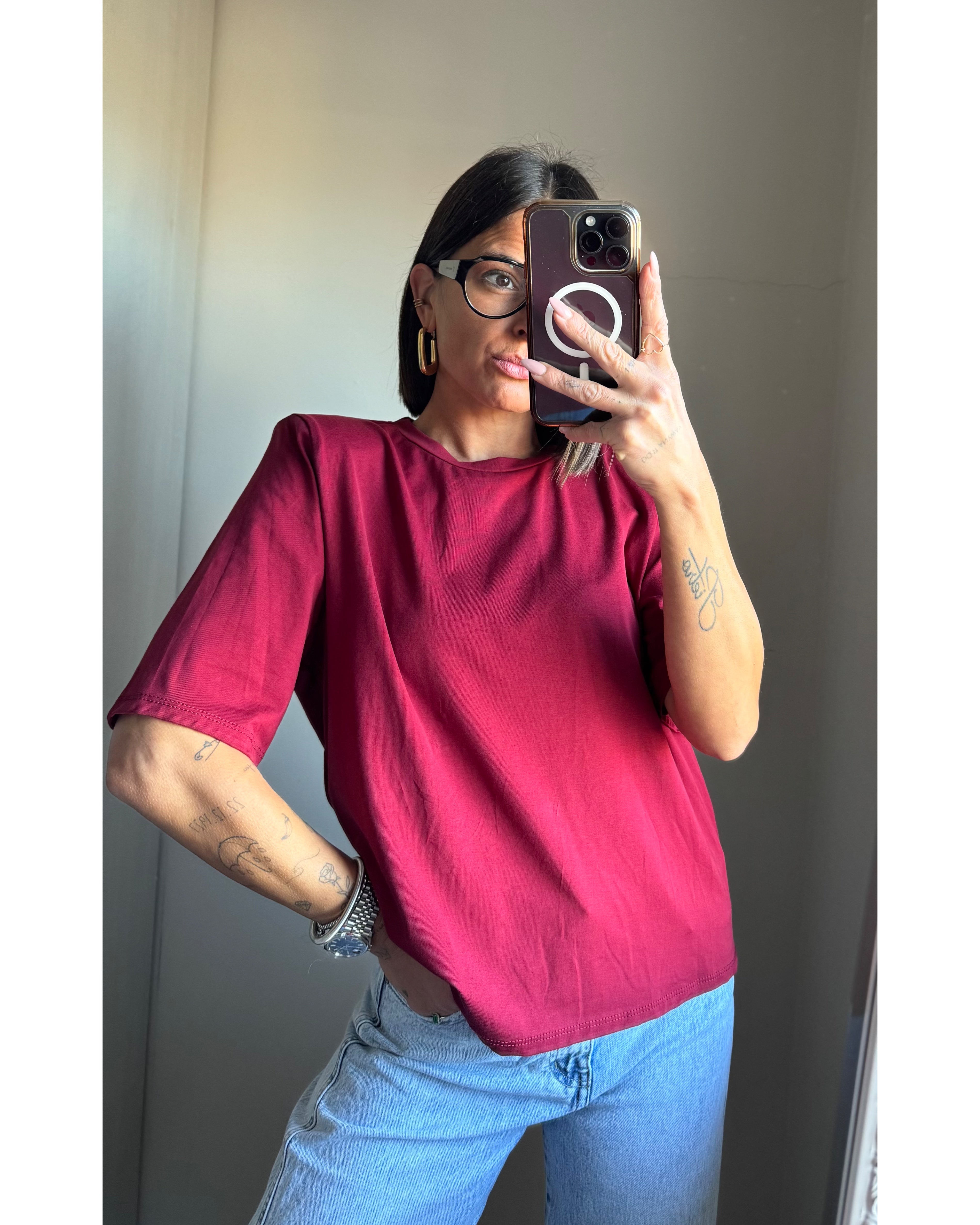 T-shirt con spallina imbottita