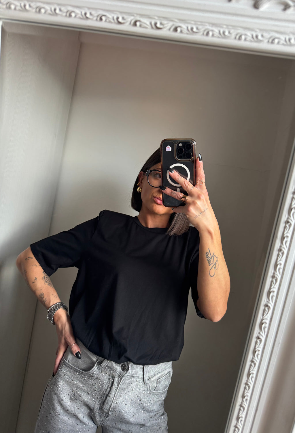 T-shirt con spallina imbottita