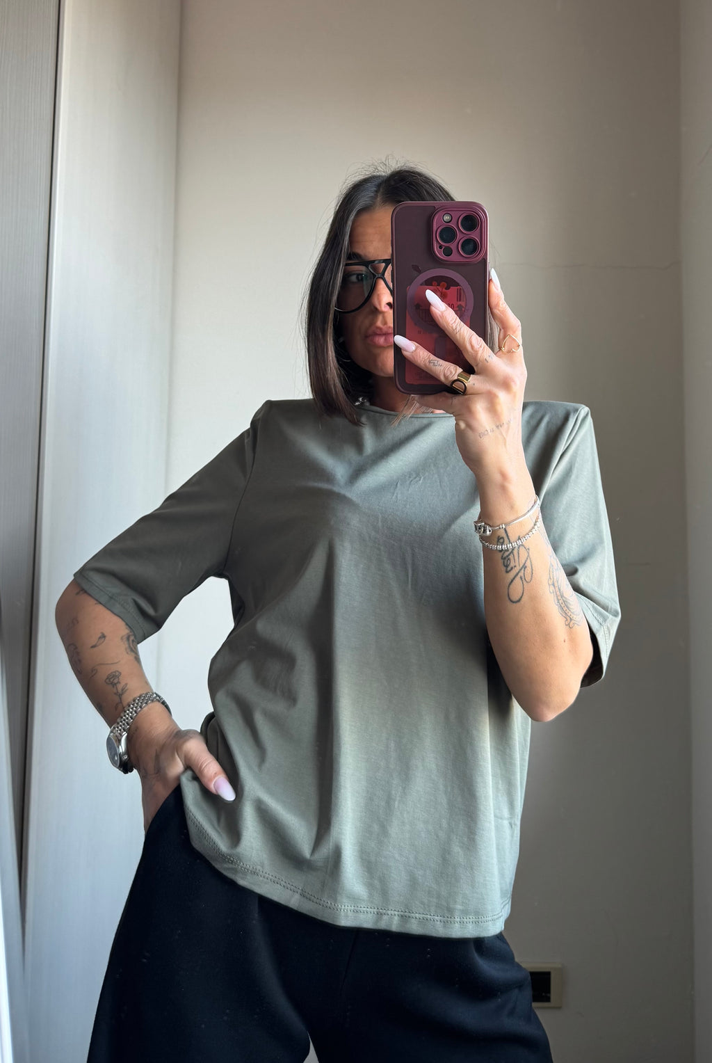 T-shirt con spallina imbottita