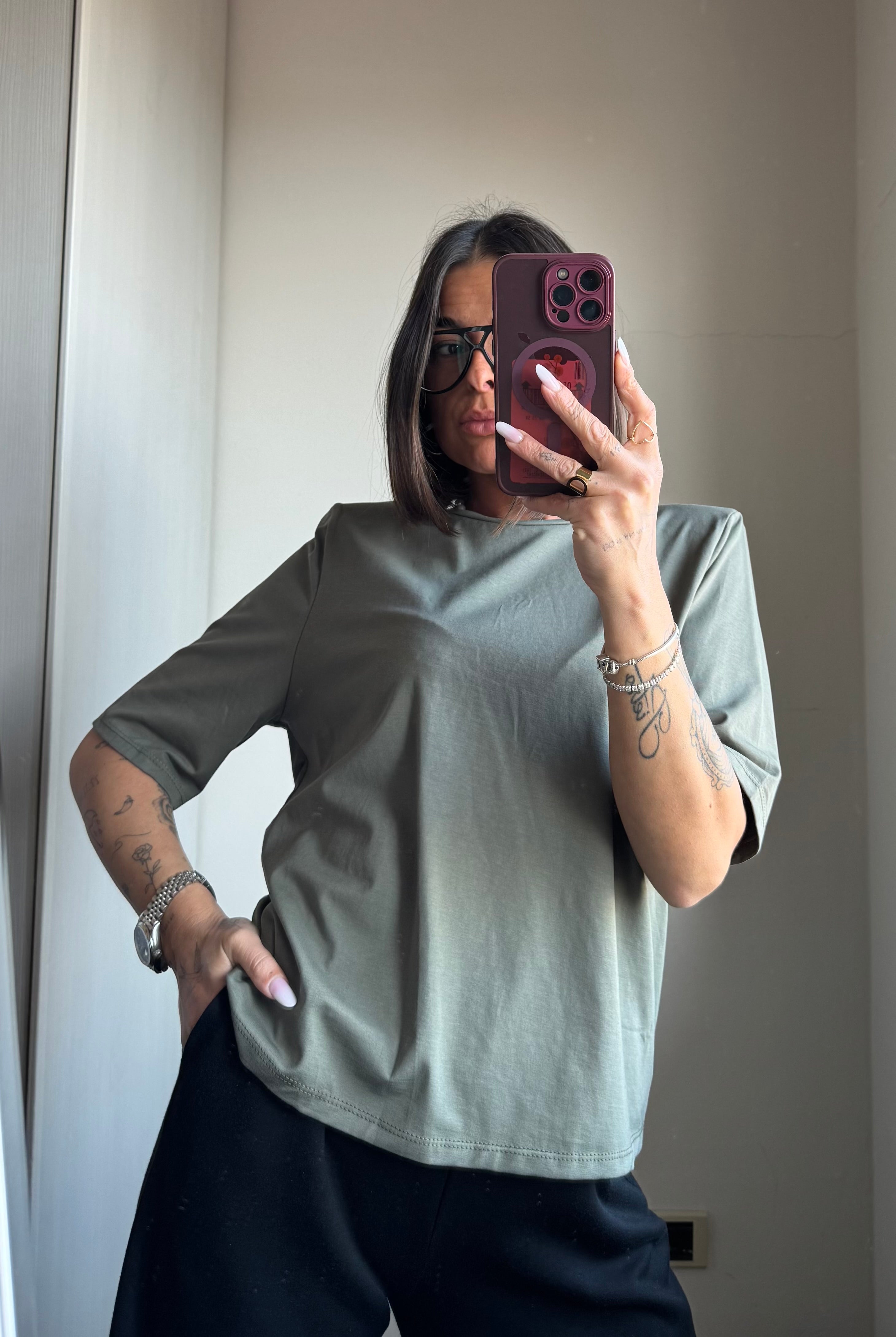 T-shirt con spallina imbottita