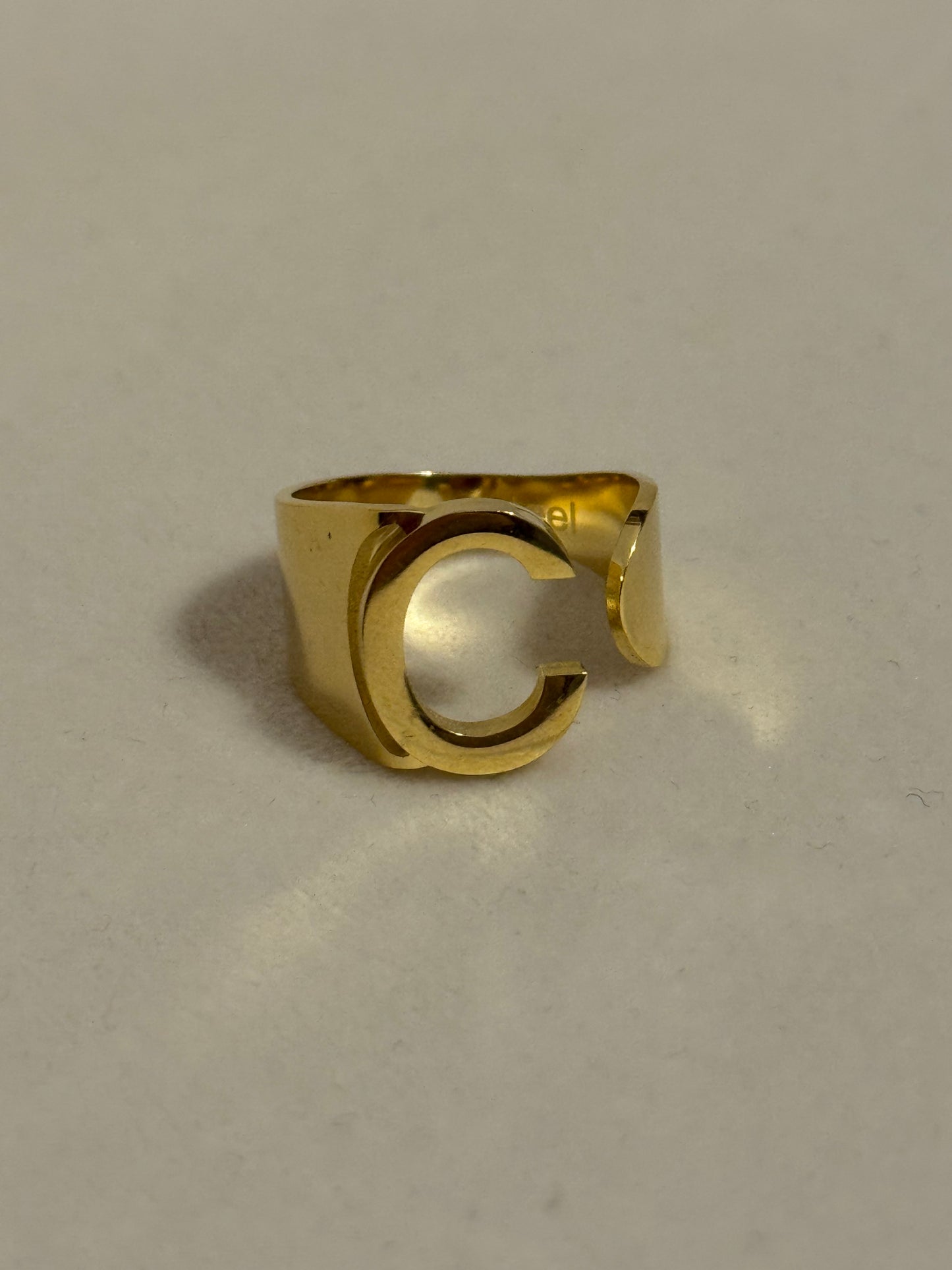 Anello con iniziale