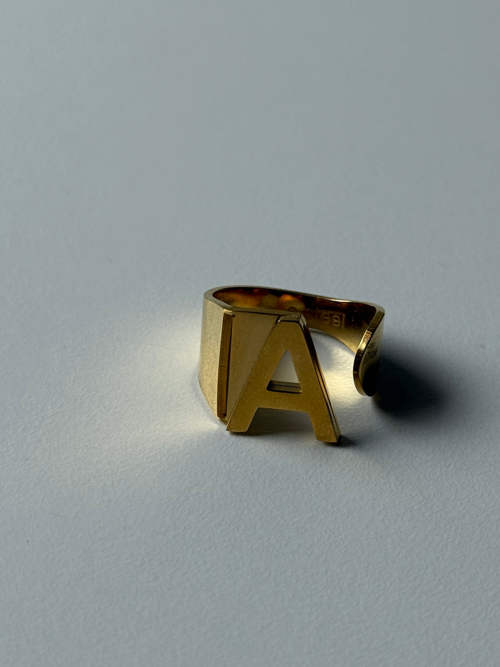 Anello con iniziale