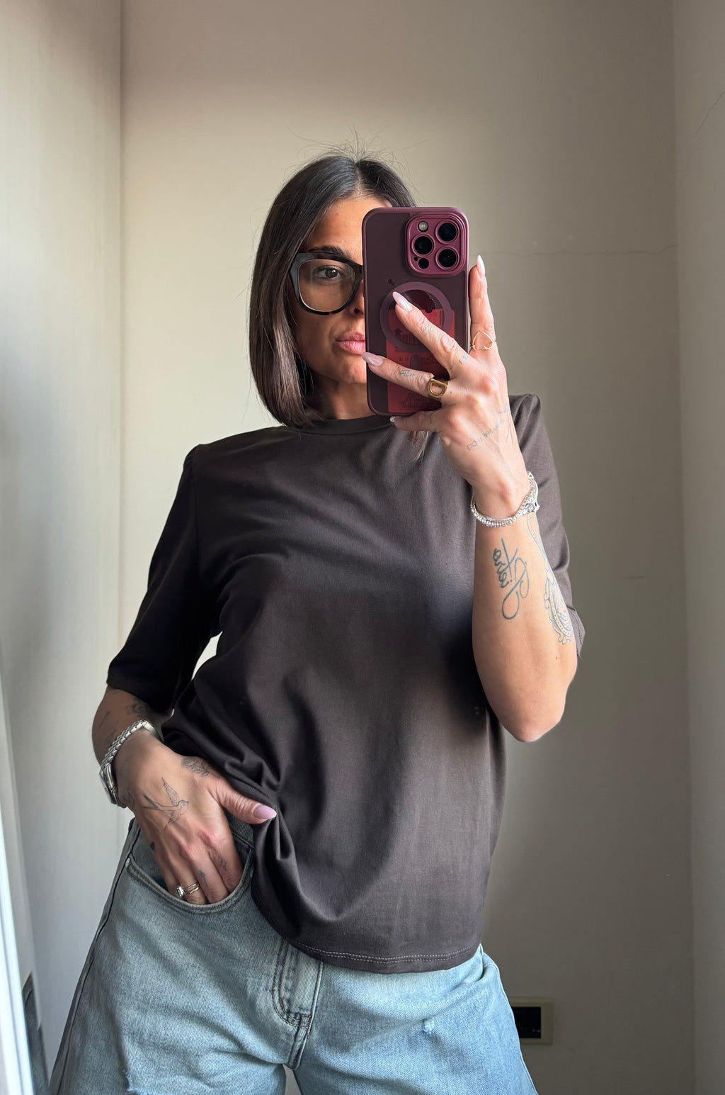 T-shirt con spallina imbottita