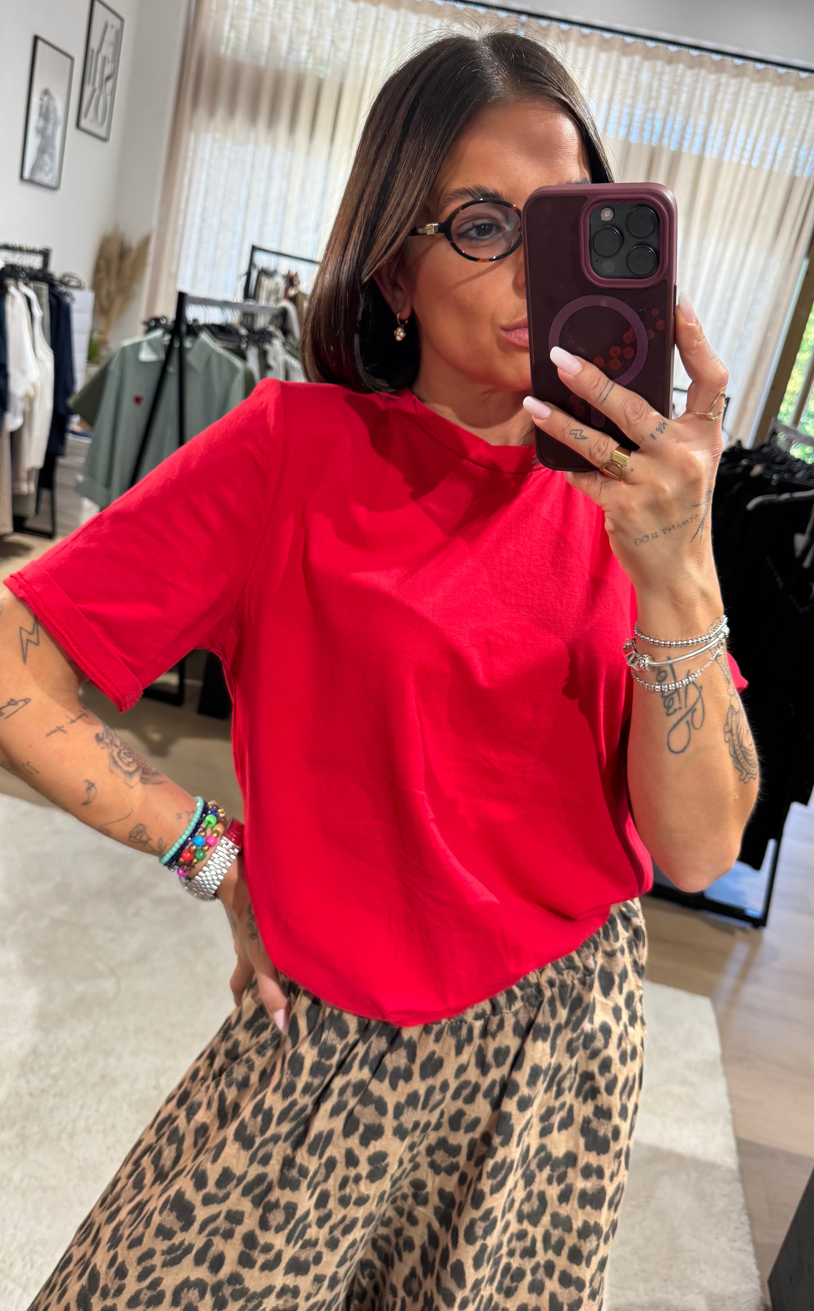 T-shirt con spallina imbottita