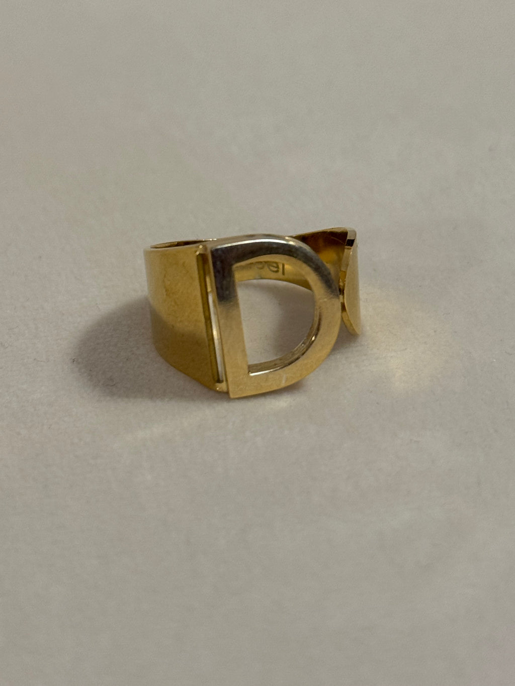 Anello con iniziale