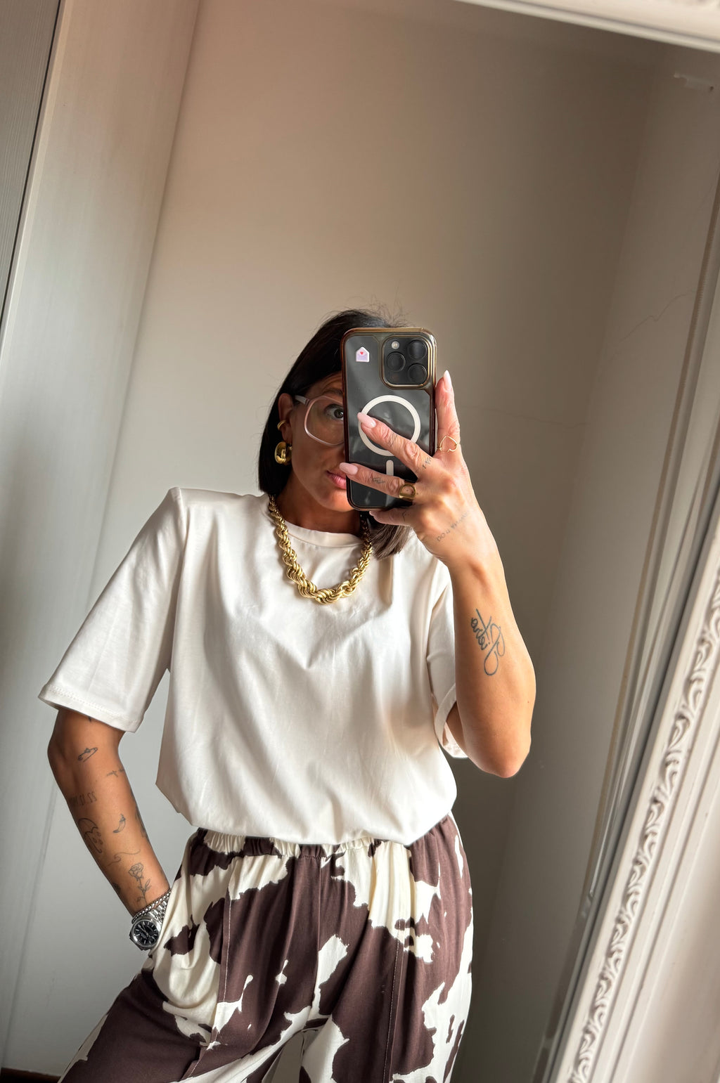 T-shirt con spallina imbottita