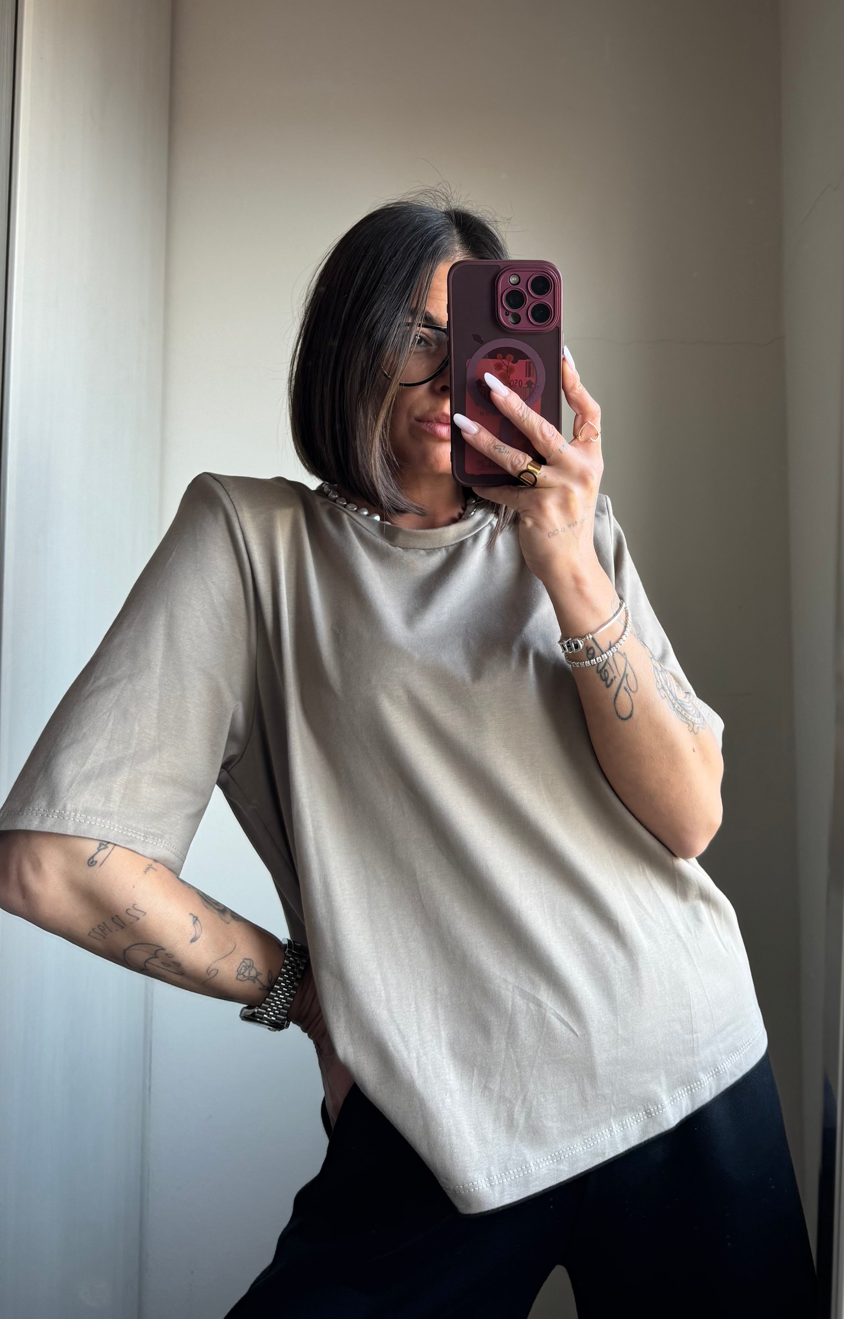 T-shirt con spallina imbottita