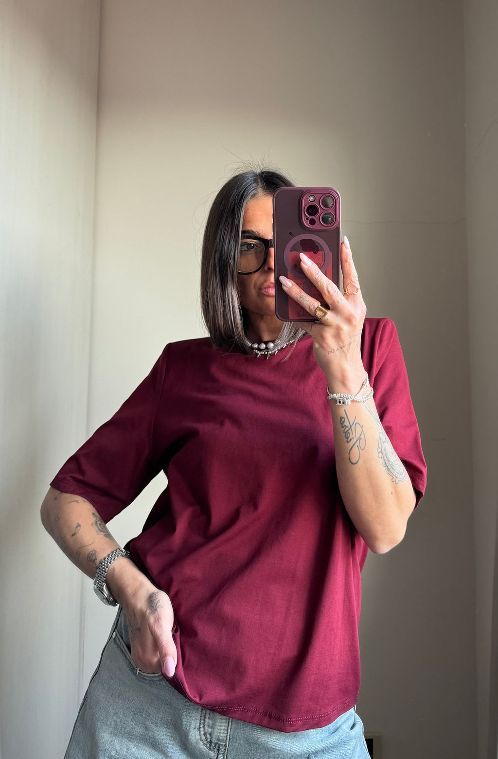 T-shirt con spallina imbottita