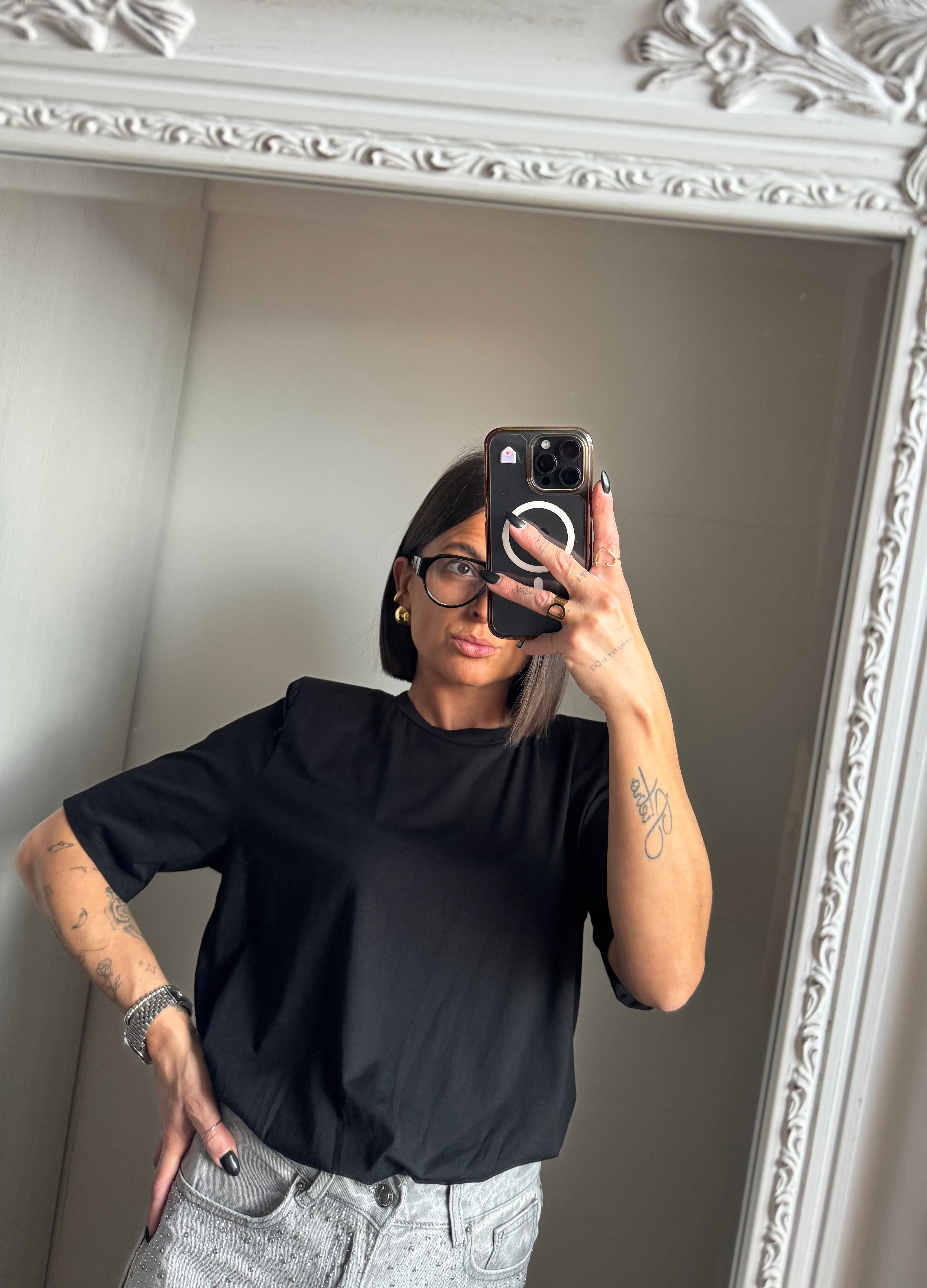 T-shirt con spallina imbottita