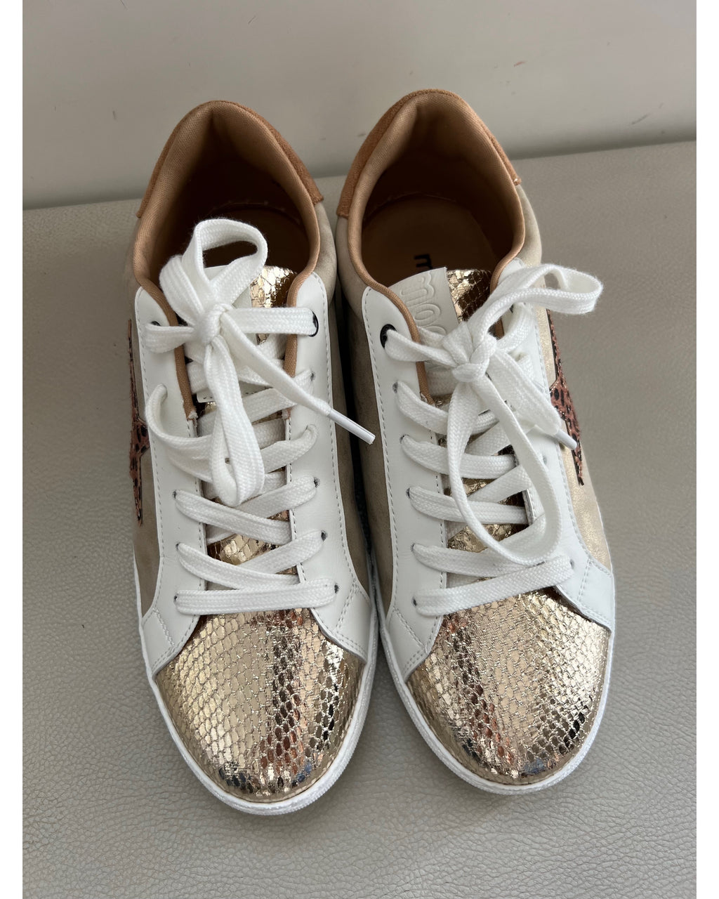 Sneakers gold