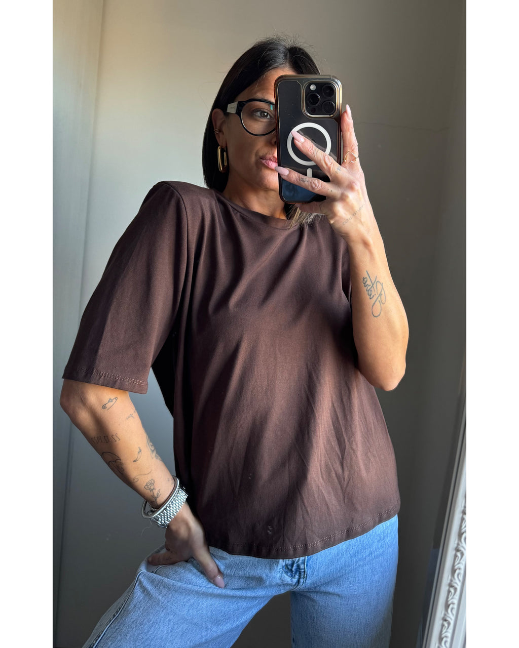 T-shirt con spallina imbottita