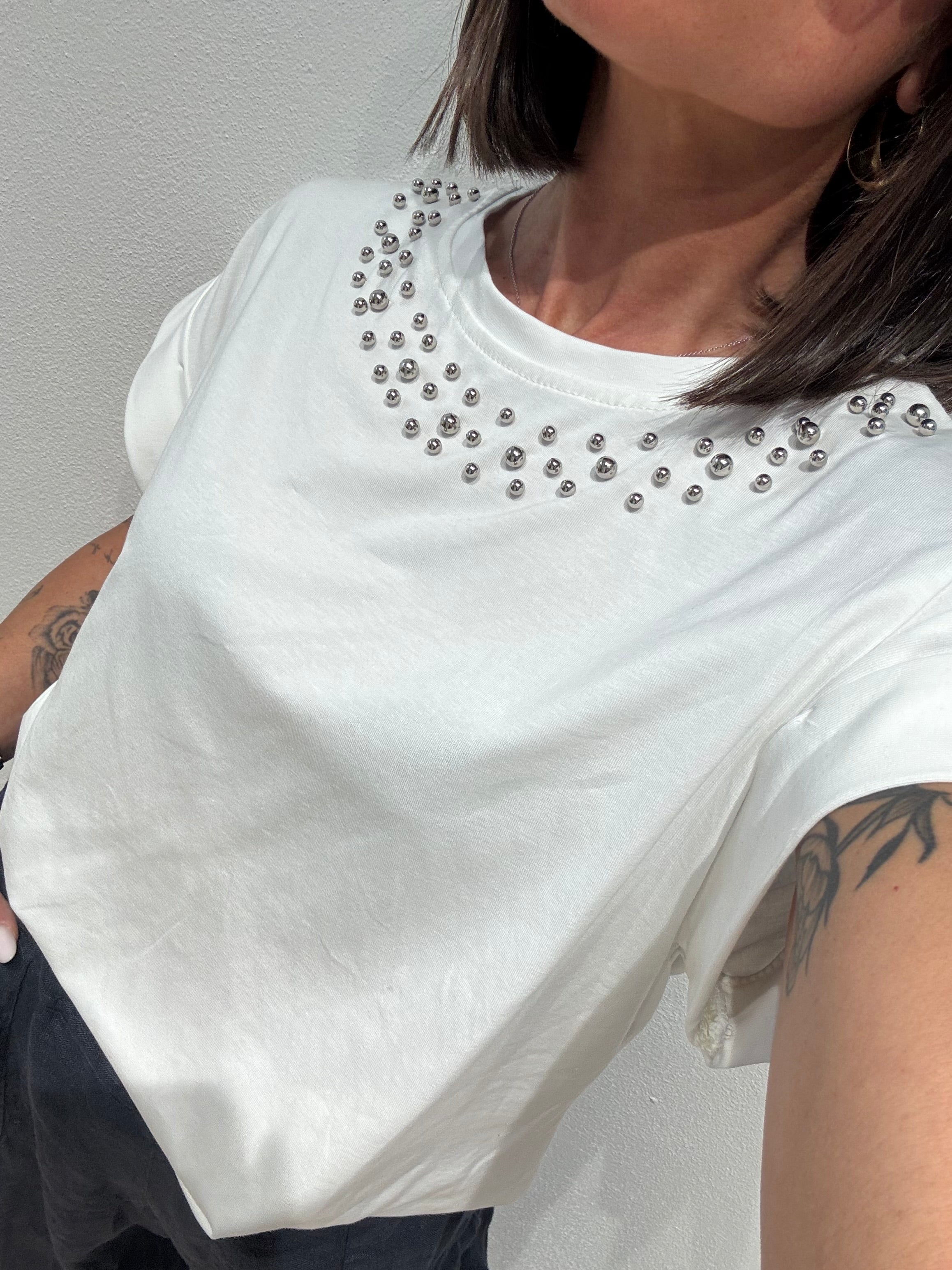 T-shirt borchie girocollo