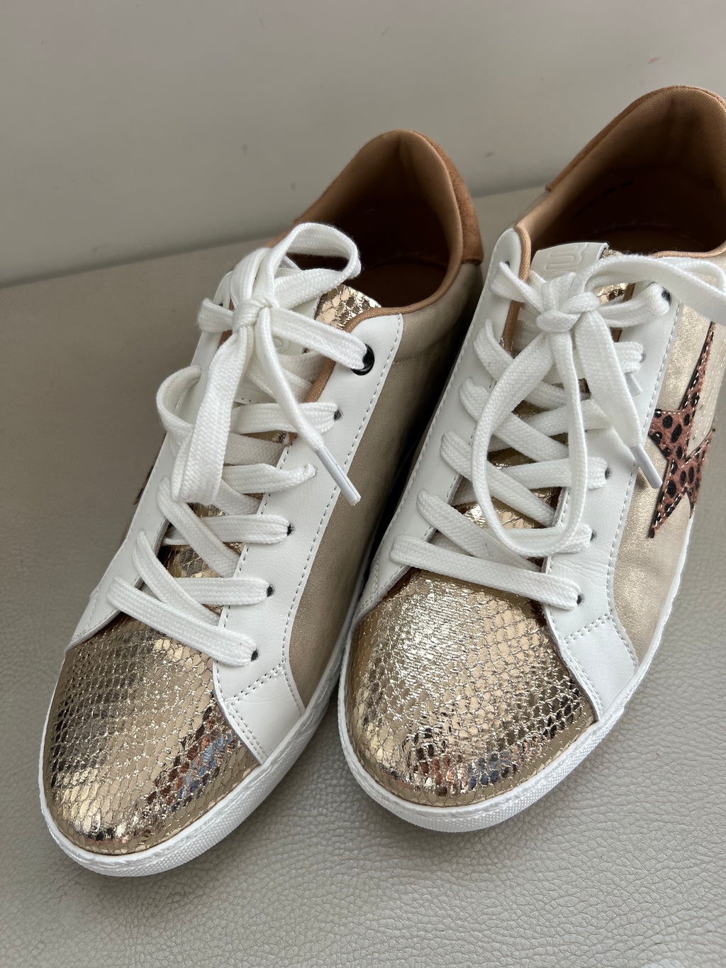 Sneakers gold