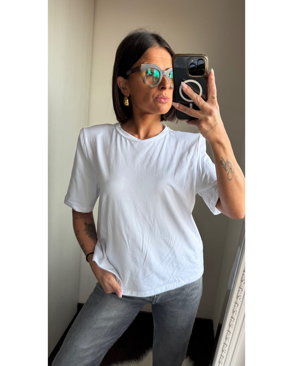 T-shirt con spallina imbottita