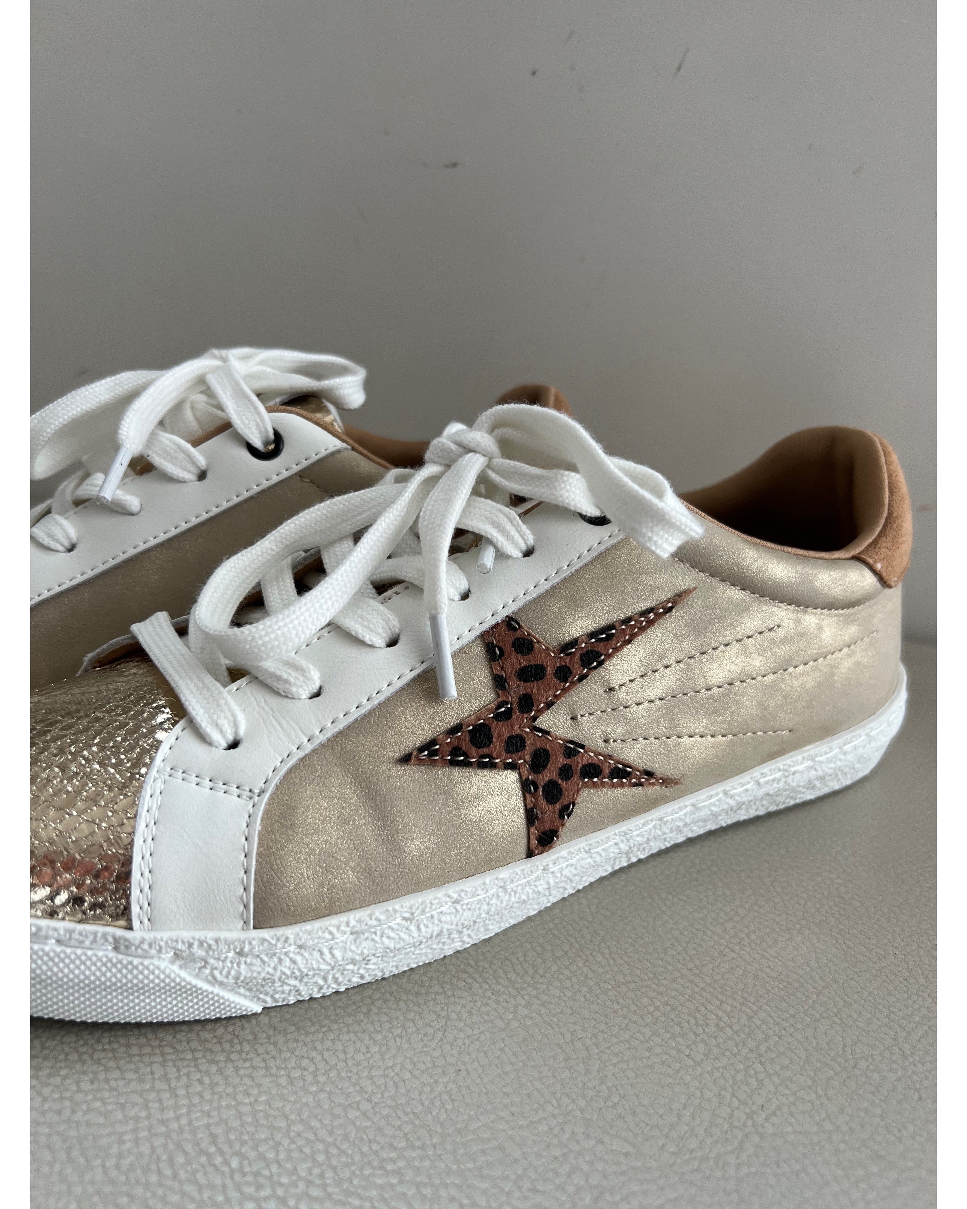 Sneakers gold