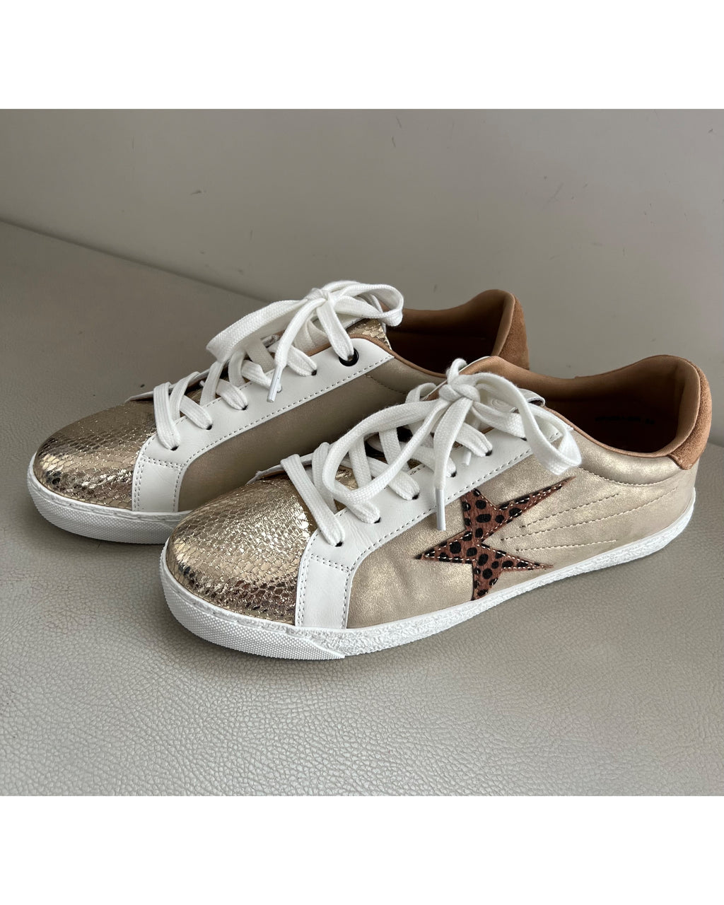 Sneakers gold