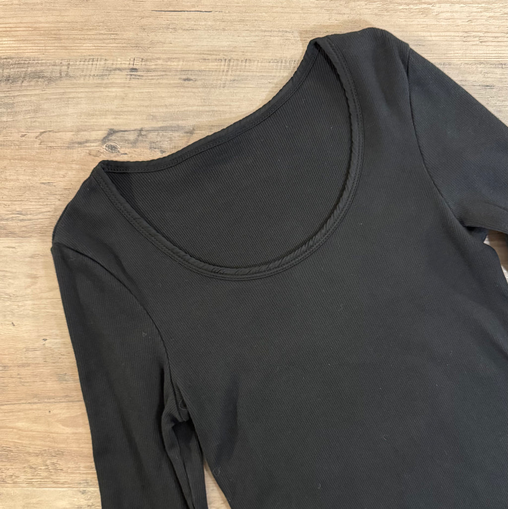 Maglia a manica lunga con scollo a madonna