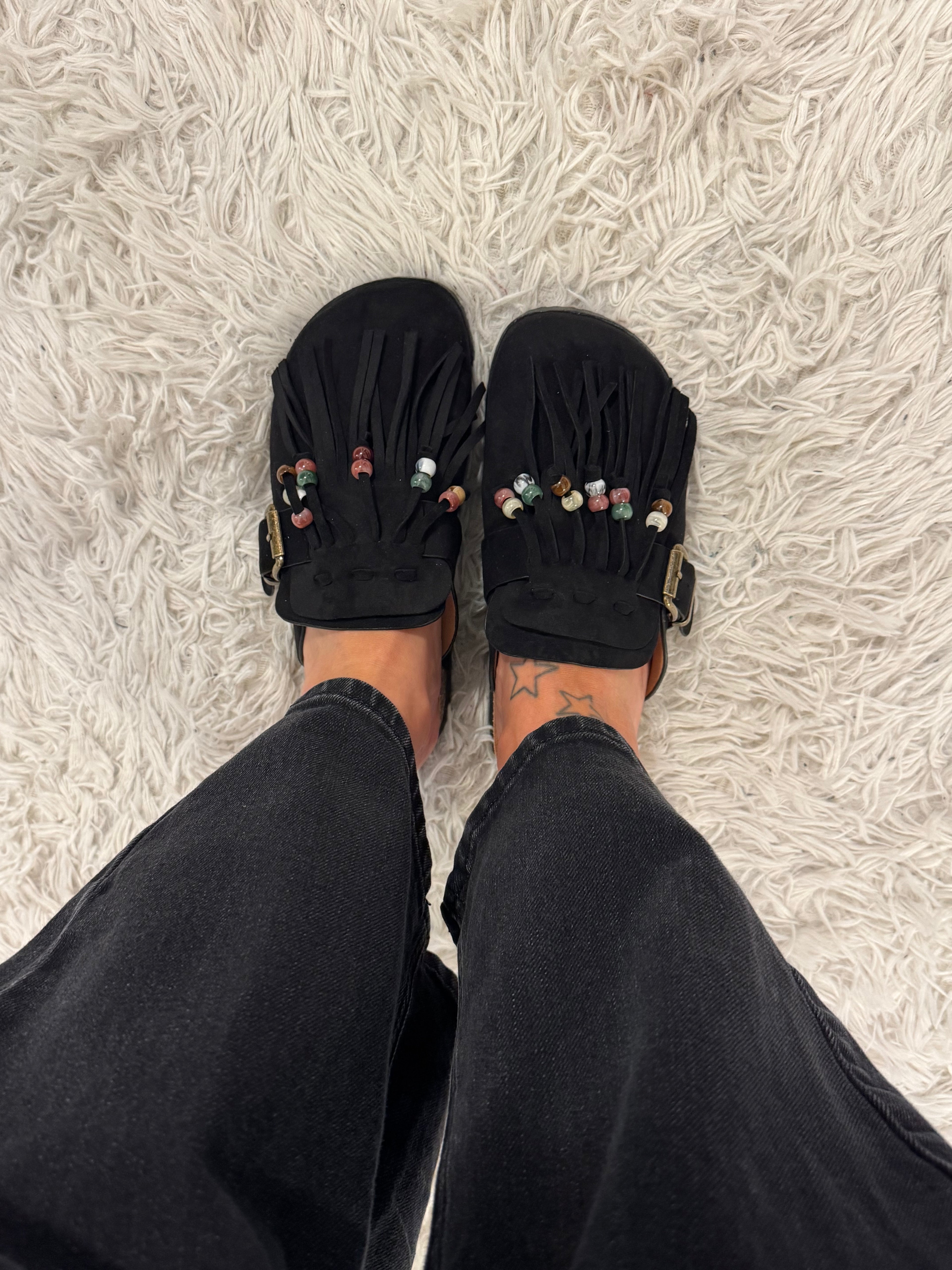 Mules con frange e perline