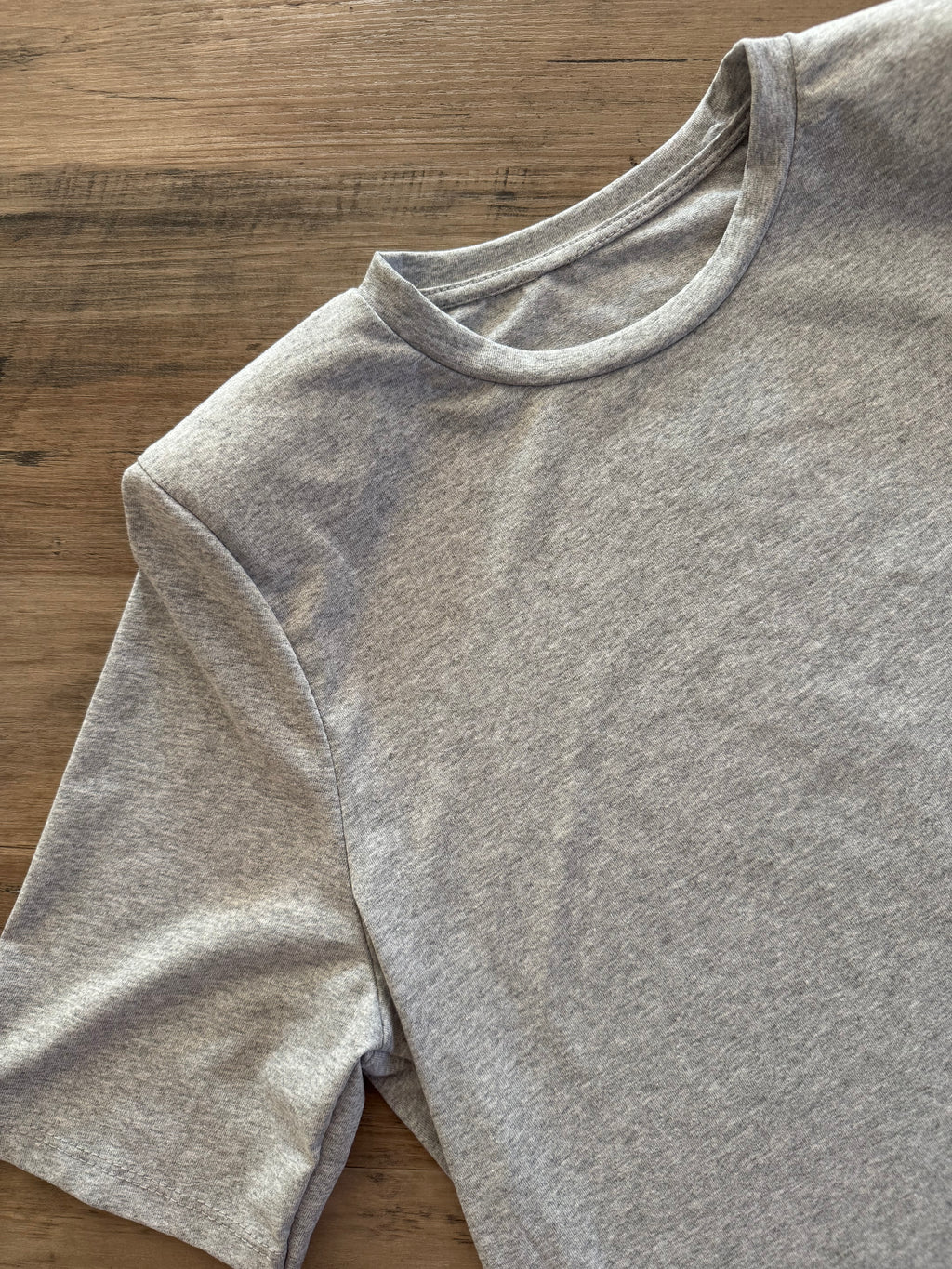 T-shirt con spallina imbottita